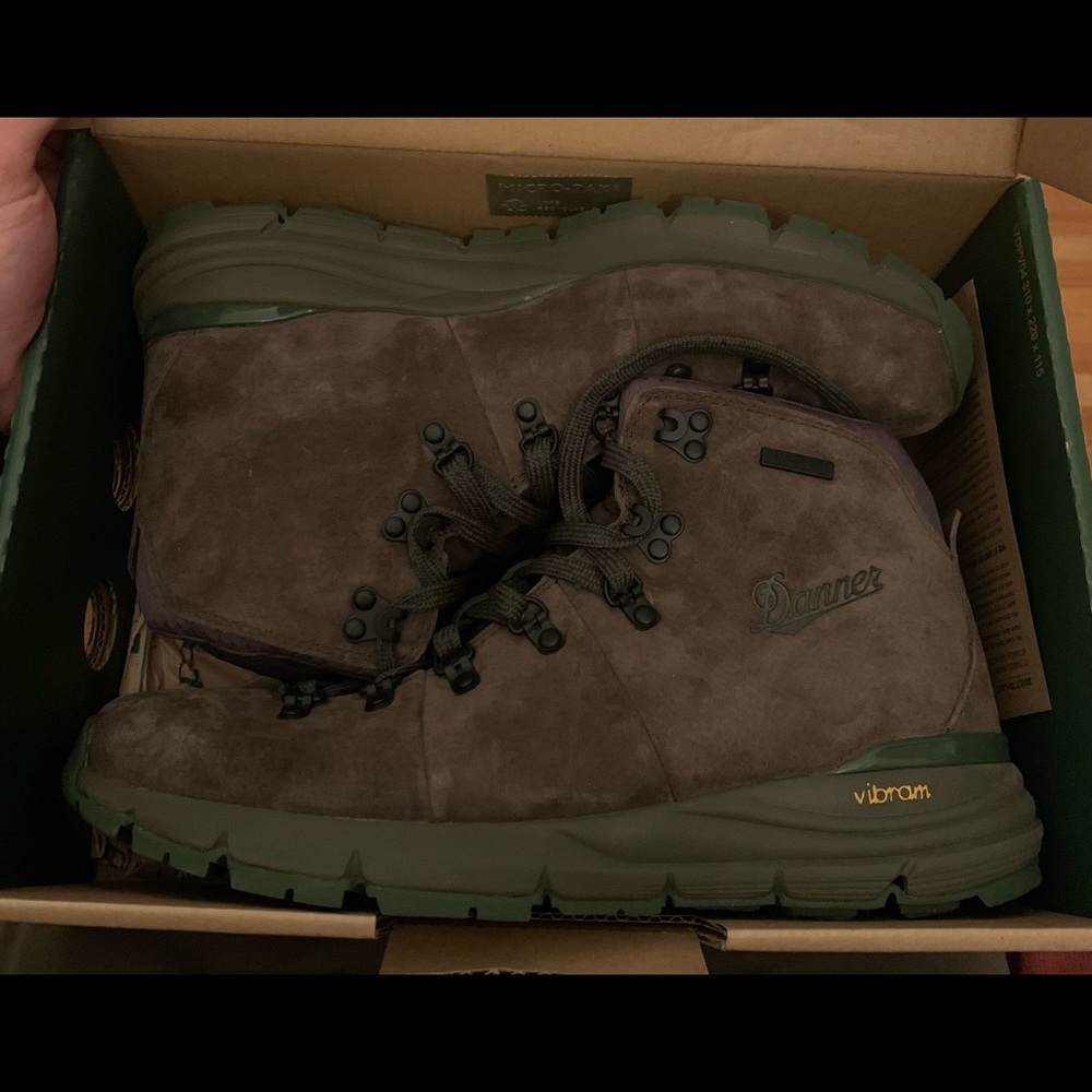 Brand New Danner Mountain 600 Boots Men's Size 10